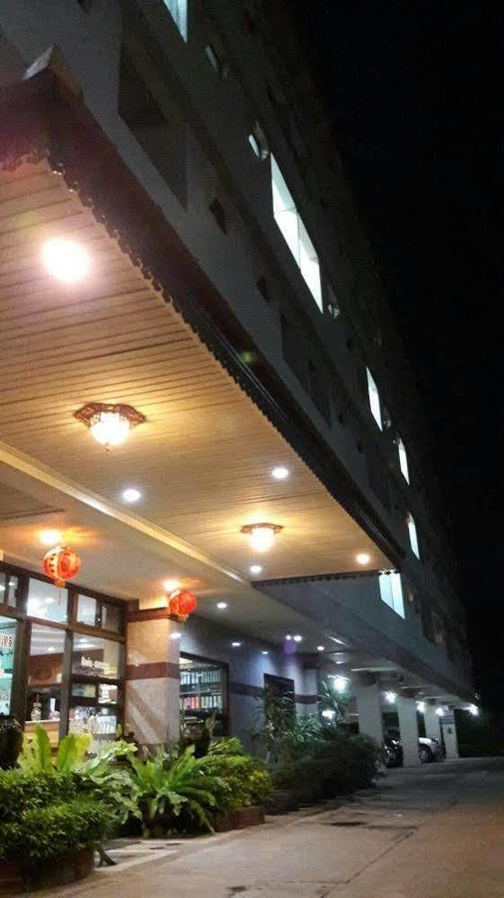 Veerasuda Condotel Ratchaburi Екстериор снимка